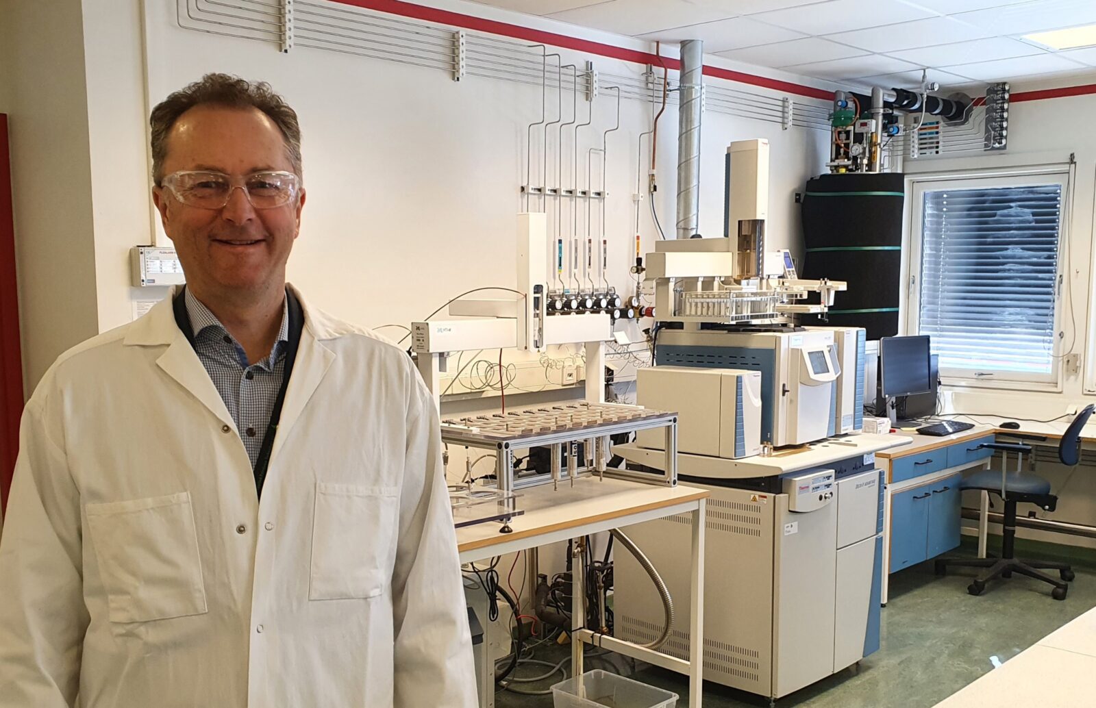 CEO Helge Nyrønning in APT's laboratory in Oslo